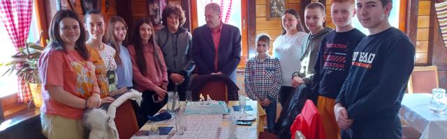 Deca iz Pranjana organizovali rezrednom starešini rođenda u restoranu