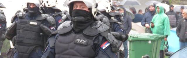 Građani su delili čokoladice Žandarmeriji: Nisu izdržali da se ne nasmeju (VIDEO)