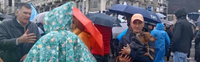 UBICA POLICAJCA PODRŽAVA BLOKADERE: Osuđeni ubica na blokadi Brankovog mosta