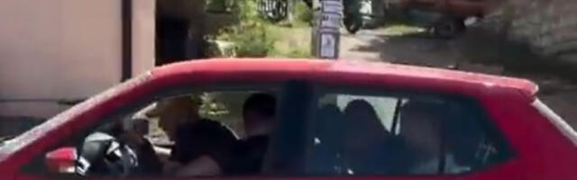 (BLOG) Izbori u Kosjeriću i Zaječaru: Ko su ovi momci u rent-a-karu pognutih glava (FOTO/VIDEO)