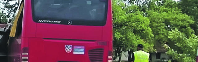 VOZAČ NAŠAO TORBU PUNU ORUŽJA Dramatična scena u autobusu za Obrenovac