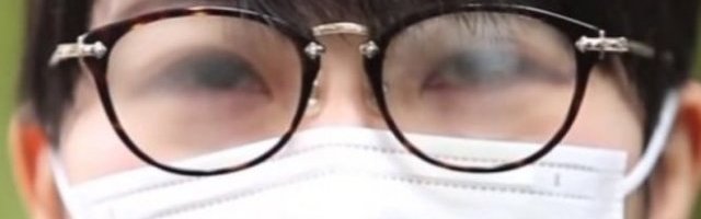 (VIDEO) MAGLE VAM NAOČARE KADA NOSITE ZAŠTITNU MASKU?! Ovo je jednostavan trik koji treba da PRIMENITE DA SE TO NE BI DEŠAVALO!