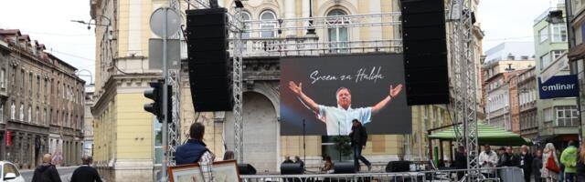 Informer u Sarajevu: Grad odaje počast Halidu Bešliću - Kod Večne vatre postavljena njegova fotografija