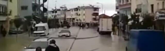 ŽENU ODNELA BUJICA, VODA NOSI SVE PRED SOBOM! Alarmantno u komšiluku, 30 kuća odsečeno od sveta