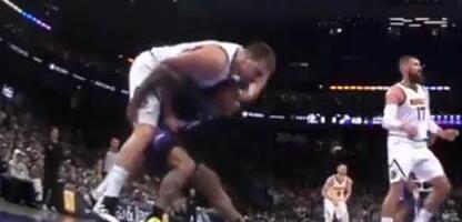 "ĐIHA, ĐIHA, ČETIRI NOGE..." Hit scena na parketu: Jokić zajahao rivala i zapalio društvene mreže! Ameri gledaju i vrište od smeha (VIDEO)