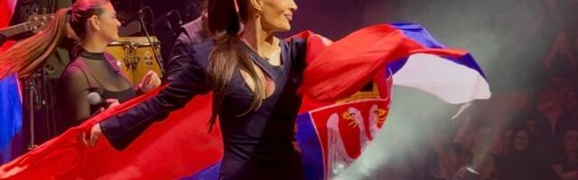 "Srbija!" Ceca u Čačku dobila srpsku zastavu od 3 metra, ponosno je ogrnula, pa uzviknula OVO i oduševila sve