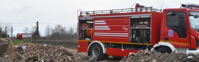 VATROGASCI SPREČILI TRAGEDIJU U BEČMENU: Vatra pretila da odnese čitavo domačinstvo i proguta sve životinje!