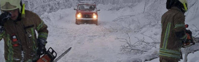 Евакуисано шест особа из заглављених возила у снегу