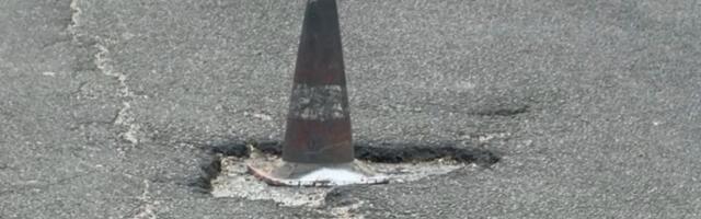 Ko je postavio čunj nasred puta? Vozači upozoravaju na opasnost u Zmaj Jovinoj (VIDEO)