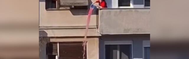 Skandal u centru Trstenika: Žena s terase prosula smradnu tečnost na ulicu - snimak zapalio mreže, kazne su paprene