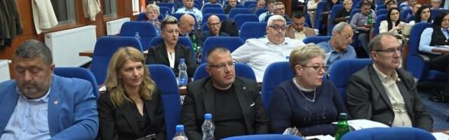 Skupština Leskovca: Ko je bagra, ko je uzimao novac, ko je mafija, a ko kukavica? (video)