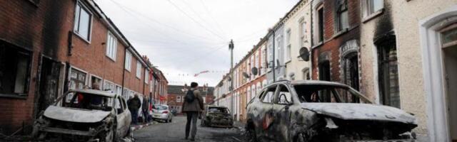Druga noć nereda: Vodeni topovi i zapaljena vozila na ulicama Belfasta