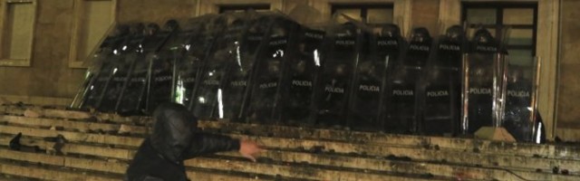 VODENIM TOPOVIMA NAPRAVILI KORDON OKO ZGRADE VLADE! Četvrtvo veče protesta u Tirani, policija baca suzavac i HAPSI!