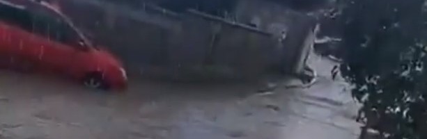 Kiša BLOKIRALA Beograd: Naselje Vojvode Vlahovića odsečeno od sveta, automobili PLIVAJU (VIDEO)