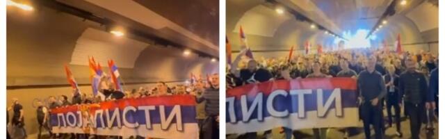 STIGLI LOJALISTI NA SVENARODNI SABOR: Ori se "Aco Srbine" (VIDEO)