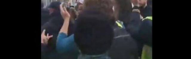 Policija pokušala da sporvede radnike RTS u zgradu, radnici odbili (VIDEO)