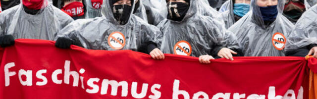 Хиљаде младих на протесту, водени топови и камење