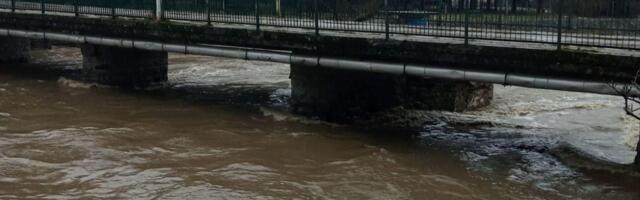 Crni Timok nezaustavljivo raste! Strašan snimak iz centra Zaječara: Voda preti centru grada, noć je kritična!