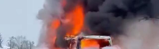 Haos na drumu: Autobus se zapalio u punoj brzini, od vozila ostala samo zgarišta! (VIDEO)