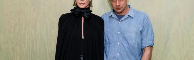 Ovo može samo ona da iznese: Šarliz Teron se pojavila u halterima i mini kožnoj suknji - i izgleda savršeno