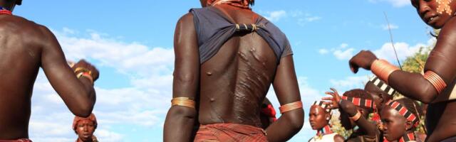 Žene bičuju do krvi, a muškarci preskaču goveda: Vrištanje je strogo zabranjeno, majke muške dece nose posebno breme