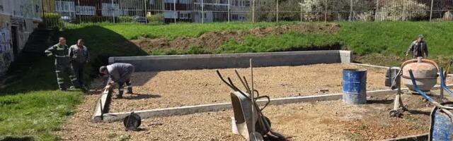 U toku izgradnja novog dečjeg igrališta i rekonstrukcija sportskih terena u MZ 21. oktobar (FOTO)