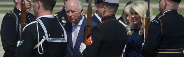 Britanski kralj i kraljica sleteli u bazu Endruz: Crveni tepih na početku četvorodnevne posete SAD