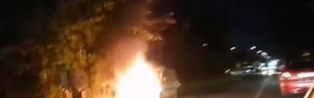 Zapalio se kombi u Jajincima (VIDEO)