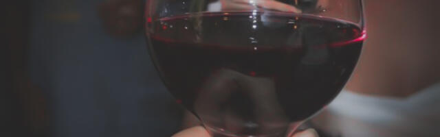 Božićna trpeza i vino – somelijerka iz Niša savetuje lokalna vina uz lokalne sastojke