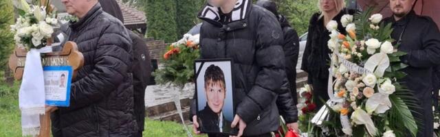 SAHRANA BRATA VIKI MILJKOVIĆ: Pevačica slomljena od bola, sin Andrej nosi ujakovu sliku, porodica ujedinjena u bolu (FOTO)