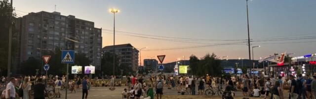 „Ne muči policiju, raspiši izbore“ – opet blokirane ulice u Nišu