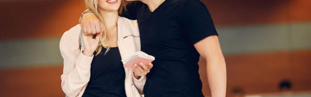 Na aerodromu se opraštala od dečka, kada je sa leđa prišao ON - scena koju svi gledaju u neverici (VIDEO)