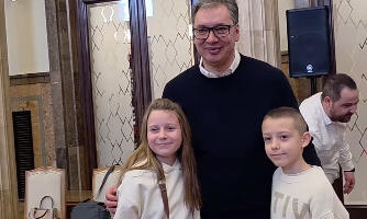 Želim da se radujete: Vučić uručio novogodišnje paketiće deci zaposlenih u svom kabinetu (VIDEO)