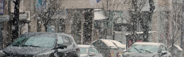 Због снега отежан друмски и авио саобраћај