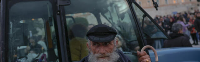 Трактори напуштају центар Атине: пољопривредници поручили да настављају борбу