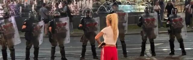 Puštena „žena u crvenom“ koja je u ponedeljak privedena u Nišu i dovedena u Beograd