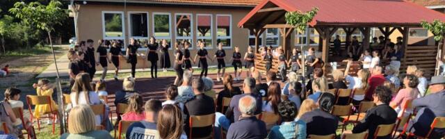 Novo lice školskog dvorišta u Šumaricama: Tartan podloga, sadnice smilja i folklor (FOTO)