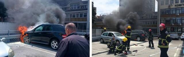 BUKTINJA PROGUTALA MERCEDES NA ČUKARICI! Gust crni dim kuljao iz vozila, vatrogasci stigli za samo tri minuta i sprečili katastrofu! (FOTO)
