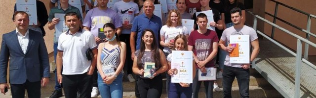 Bijelo Polje: Uručene Diplome “Luča” maturantima Srednje elektro-ekonomske škole