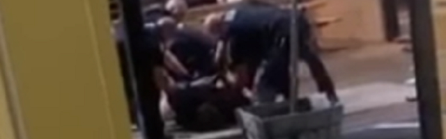Muškarac grizao svoje udove, a komade mesa pljuvao po ulici! (UZNEMIRUJUĆI VIDEO)