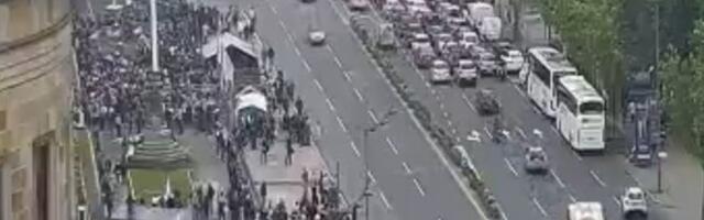 GRAĐANI SE OKUPLJAJU ISPRED SKUPŠTINE - NAROD ČEKA VUČIĆA!