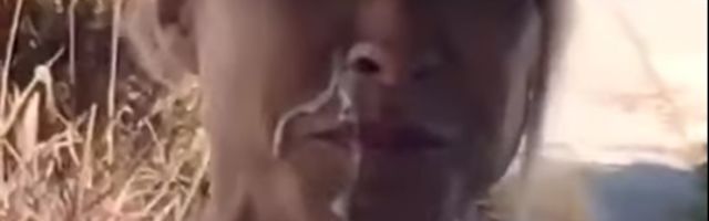 Devojka je prišla jajima i nije ni slutila da će biti pogođena ljigavom, toplom i belom tečnošću! (VIDEO)