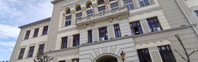 Neverovatan gest bivših učenika čačanske Gimnazije: Od novca koji je preostao od organizacije godišnjice mature školi kupili klavir