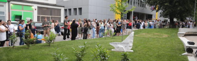 Spomen obeležje u znak sećanja na profesorku Matić ispred GKC-a