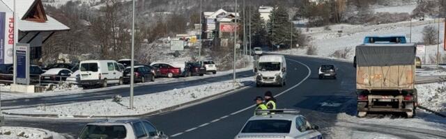 I dalje ima snega na pojedinim deonicama, zbog poledoce i magle AMSS vozačima savetije opreznu vožnju