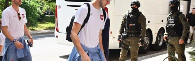 Opsadno stanje u Tirani: "Orlovi" sleteli u Albaniju pod pratnjom specijalaca, policija zatvorila grad (FOTO)