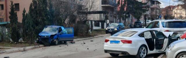 PET MLADIĆA POVREĐENO U STRAVIČNOM UDESU U PROKUPLJU: Audi udario u tri parkirana vozila, a onda je nastao karambol (foto)