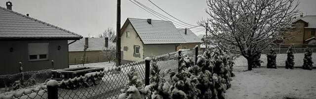 "JA SAM ODMAH OČISTIO ISPRED SVOJE KUĆE, DRUGI SEDE I KUKAJU" Paprene kazne za neočišćen sneg na trotoaru ispred kuće, zgrade ili firme