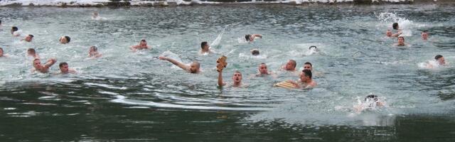 Bogojavljensko plivanje za krst u Vlasini