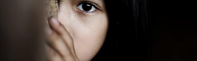 DETEKTIV SPASAO DEVOJČICU (12) IZ PAKLA ŠESTOGODIŠNJEG SILOVANJA: Otkrio jedan DETALJ na slici, a onda je izveo podvig decenije! (VIDEO)